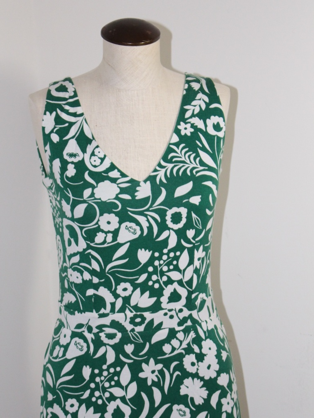 Boden, Eliza Midi Sleeveless Green & White Floral V-Neck  Dress - Picture 4 of 14